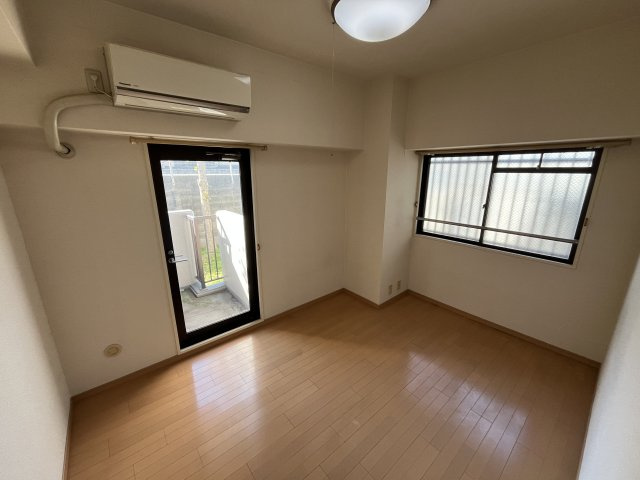 コスモ瀬田の洋室|6.1帖の洋室です