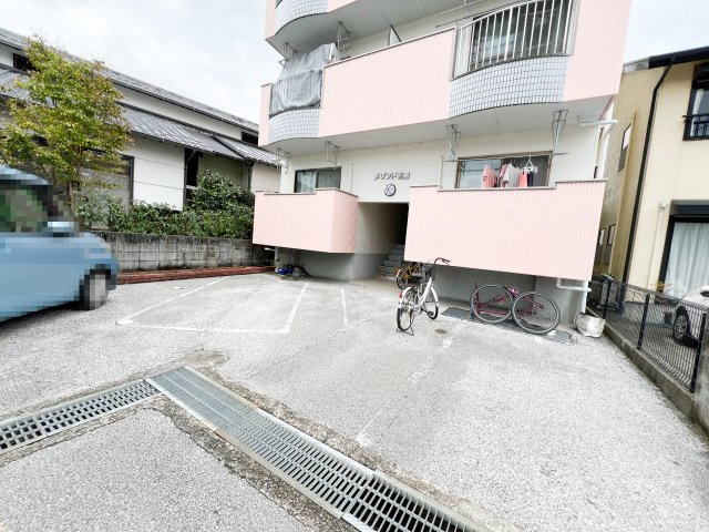 メゾン・ド・朝倉の駐車場
