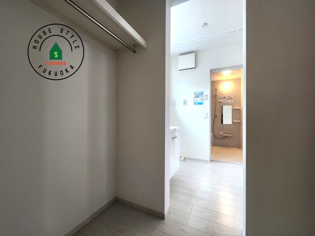 福岡市南区若久2丁目第2-1棟（2号棟）の内観：施工例|ゆとりの洗面スペースで朝の身支度もスムーズに。暮らしを快適に変えるシャワー付洗面台です！