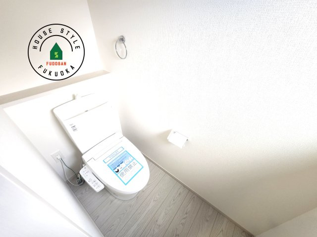 福岡市南区若久2丁目第2-1棟（2号棟）の内観：施工例|温水洗浄便座を完備しております。2ヶ所にトイレがあるのは朝の慌ただしい時間も安心です。