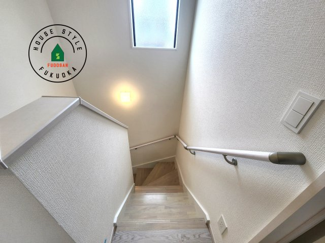 福岡市南区若久2丁目第2-1棟（2号棟）の内観：施工例|階段からも明るい光が入ります。採光や通風も階段の重要な役割です。