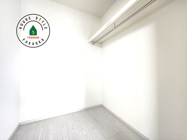 福岡市南区若久2丁目第2-1棟（2号棟）の内観：施工例|洋服や大きな荷物が多い方や人数の多いご家族などは、一般的なクローゼットよりもウォークインクローゼットのほうが使い勝手が良いです。