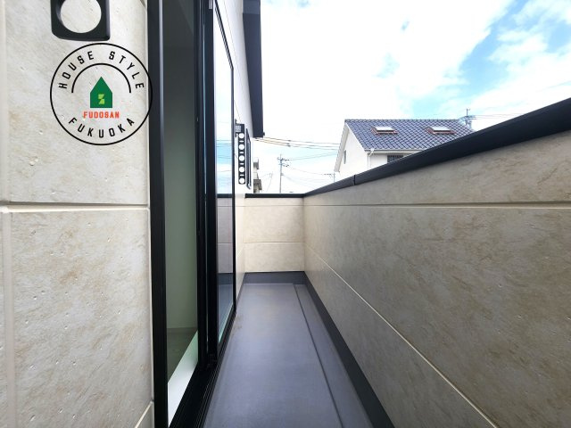 福岡市南区若久2丁目第2-1棟（2号棟）の外観：施工例|風をしっかりと感じられるバルコニーでは、毎日が洗濯日和です。広々としているので洗濯も楽しくなるでしょうし、気分転換にバルコニーからの眺めを楽しむのもいいでしょう。