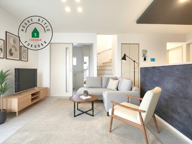 福岡市南区若久2丁目第2-1棟（2号棟）の内観：施工例|明るく開放的なリビングダイニングは豊かな陽光が注ぎ込み、やすらぎの空間を演出してくれます。ご家族で楽しいひとときをお過ごし下さい。※家具はCGを合成したものです。