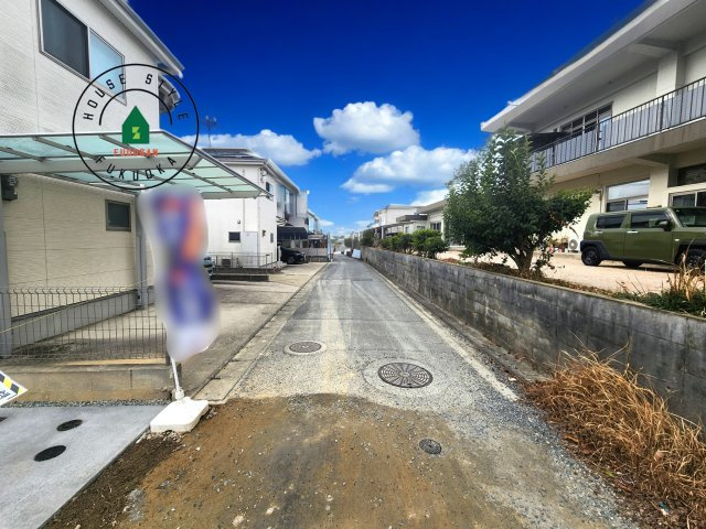 福岡市南区若久2丁目第2-1棟（2号棟）の前面道路含む現地写真|前面道路は閑静な住宅地をはしる車通りの少ない道路。お車の出し入れが苦手なママや小さなお子様にも安心ですね。しっかり舗装もされているので、ベビーカーや自転車で通っても快適に通行できます。