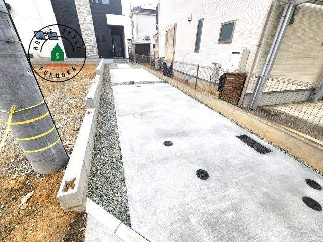 福岡市南区若久2丁目第2-1棟（2号棟）の駐車場|広々した駐車場になります。3台並列駐車となります。