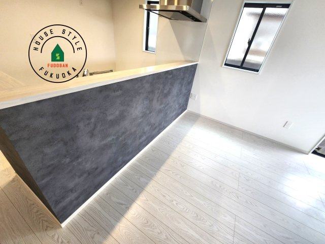 福岡市南区若久2丁目第2-1棟（2号棟）の内観：施工例|キッチンから立ち込める香りが今日の料理を期待させます。