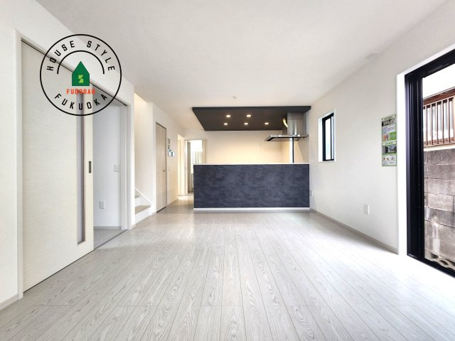 福岡市南区若久2丁目第2-1棟（2号棟）の内観：施工例|ご家族を近くに感じられる対面キッチンのLDK。会話もはずみそうですね。