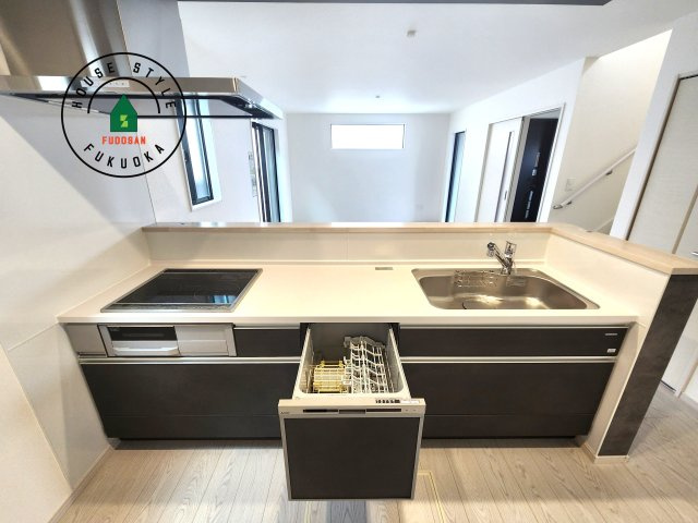 福岡市南区若久2丁目第2-1棟（2号棟）の内観：施工例|キッチン。グリル・食器洗い乾燥機・浄水器も完備。