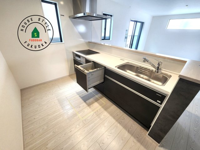 福岡市南区若久2丁目第2-1棟（2号棟）の内観：施工例|ダイニングテーブルへの配膳がラクラク、お料理はかどるカウンター付きシステムキッチン！