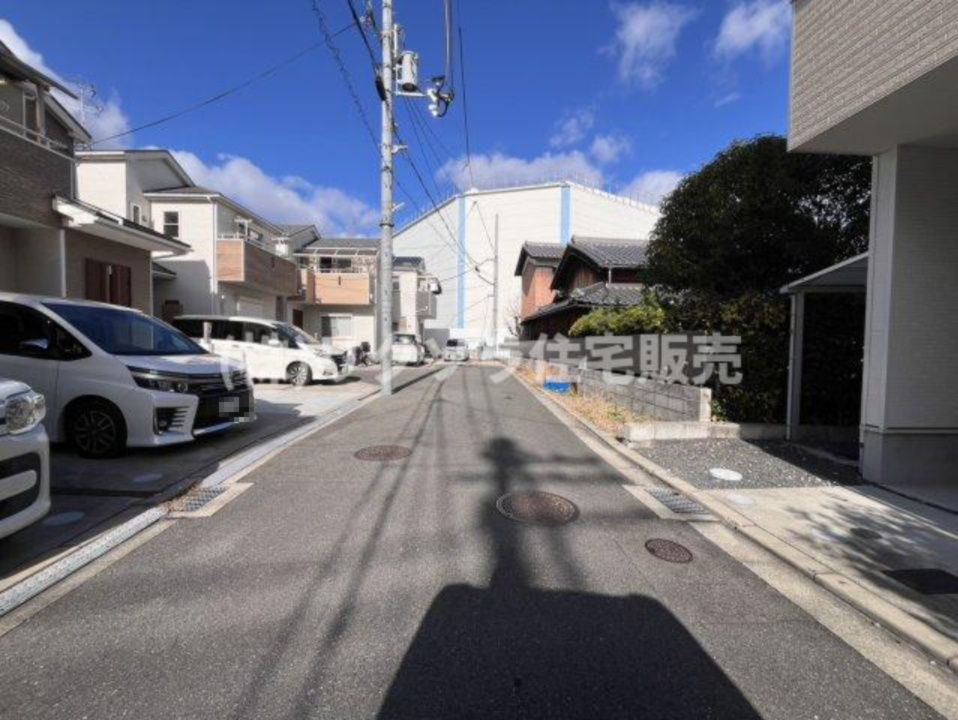 高柳4丁目　中古一戸建ての前面道路含む現地写真|前道　西　幅員4.7ｍ
■物件内覧・資金計画相談・住宅ローン相談、リフォーム相談、お問合せ受付中■
※当日・翌日のご内覧、ご相談はお電話でのお問合せがスムーズです！