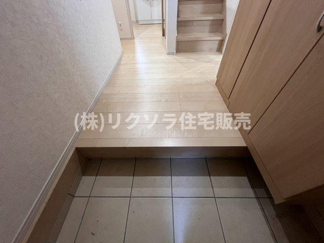 高柳4丁目　中古一戸建ての玄関|玄関収納付き
■物件内覧・資金計画相談・住宅ローン相談、リフォーム相談、お問合せ受付中■
※当日・翌日のご内覧、ご相談はお電話でのお問合せがスムーズです！