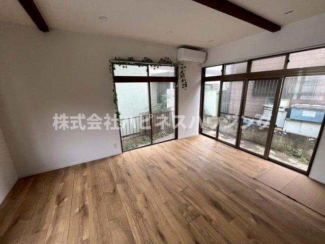 ペット多頭飼い戸張アンティークモダンリノベ戸建の居間・リビング