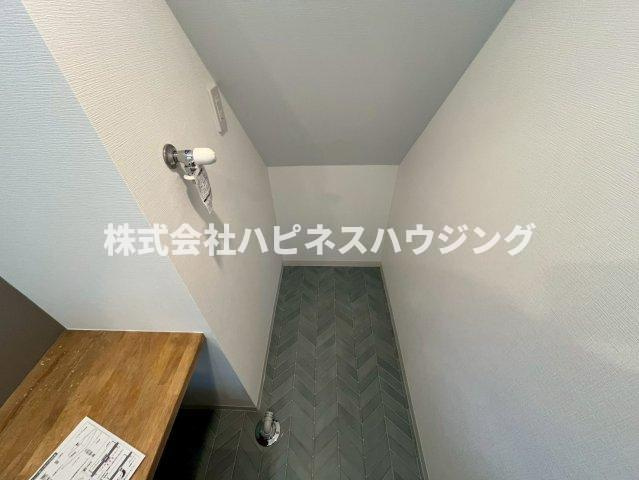 ペット多頭飼い戸張アンティークモダンリノベ戸建の洗面所|室内洗濯機置き場あり