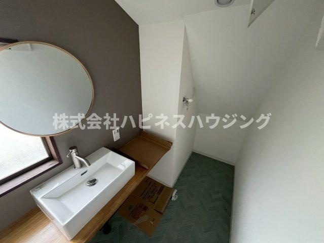 ペット多頭飼い戸張アンティークモダンリノベ戸建の独立洗面台