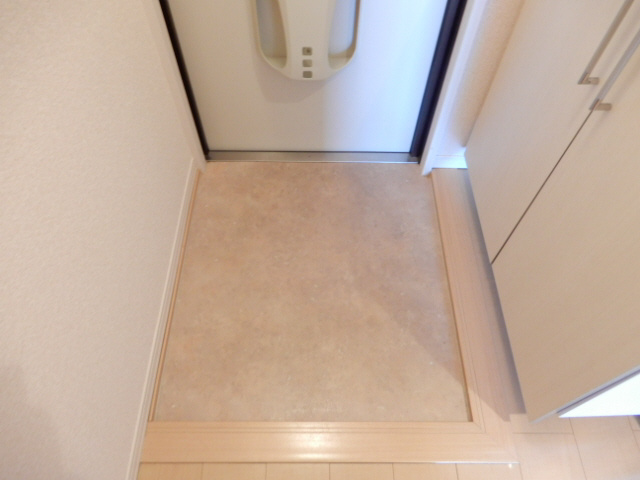 メゾンドアヴニール星ヶ丘の玄関