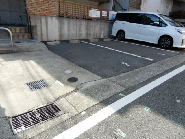 メゾンドアヴニール星ヶ丘の駐車場