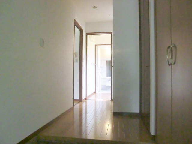 ビエナコートの居間・リビング|玄関ホールスペース。