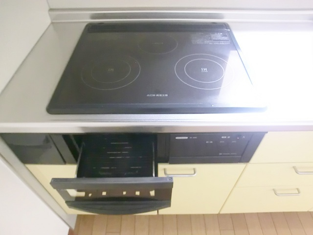 ビエナコートのキッチン|3口ＩＨコンログリル付。