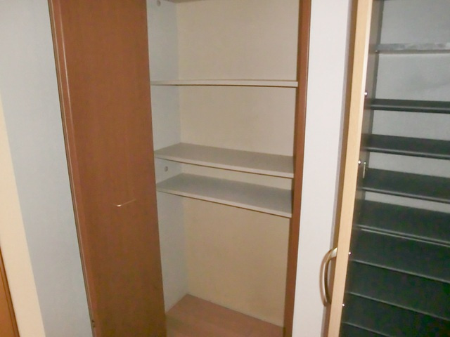 ビエナコートの収納|玄関ホールにも収納があります。