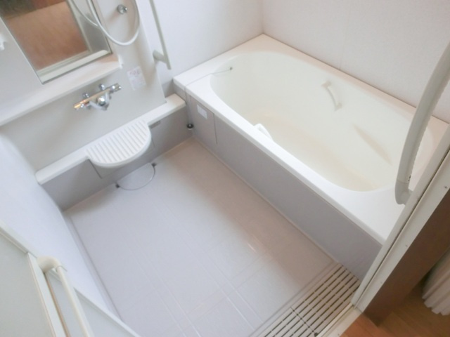 ビエナコートの浴室|足を伸ばして入れる１坪バス！！