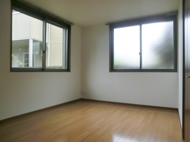 ビエナコートの洋室|2面採光の居室です。