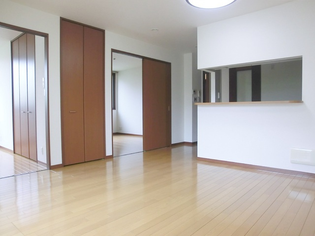 ビエナコートの居間・リビング|床暖房完備のリビングです。