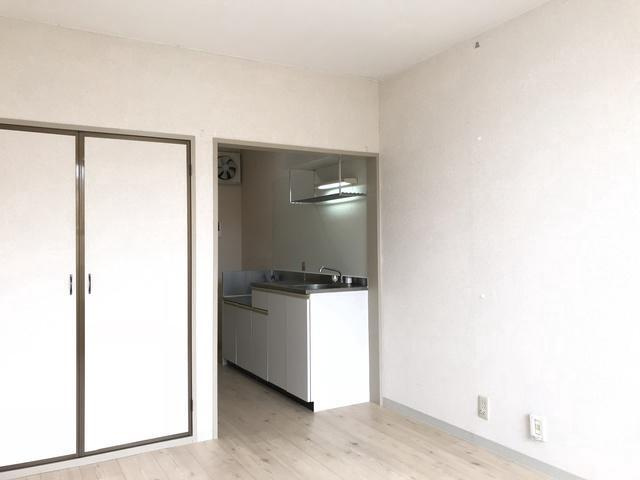 横浜市港北区篠原町のアパートの居間・リビング