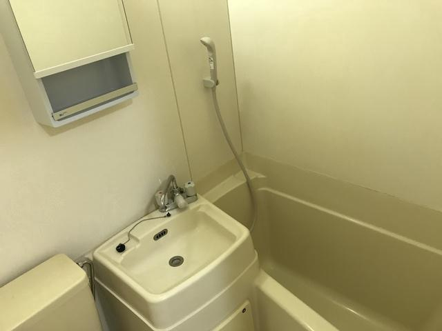 横浜市港北区篠原町のアパートの浴室