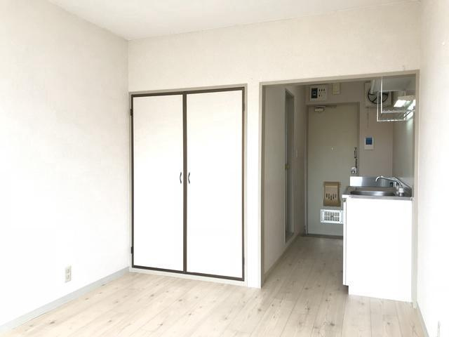 横浜市港北区篠原町のアパートの居間・リビング