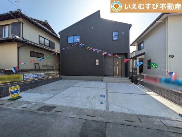 Livele Garden.S　熊谷河原町第5の駐車場|並列3台駐車可能なゆとりのカースペース
複数台車をお持ちでも、お友達が遊びに来てもゆとりの駐車スペース！