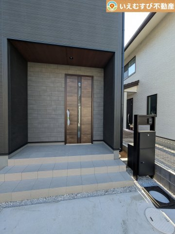 Livele Garden.S　熊谷河原町第5のエントランス|雨が防げる広々エントランス
駐車場からアクセスの良いエントランス。雨の日や荷物が多くても安心の動線♪