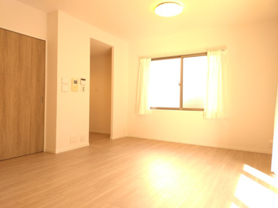 【居間・リビング】 | 西宮マリナパークシティ・海のまち七番館 | 使い勝手のいい洋室です