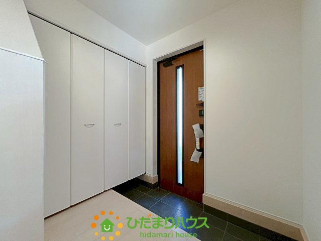 南羽生駅　新築一戸建て　02　リーブルファインの玄関|横並びでお子様とも座れる広さがあります！