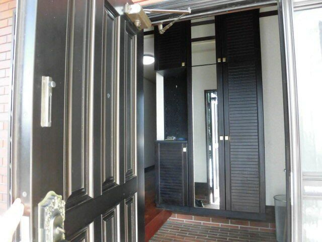 三鷹市大沢４丁目の中古一戸建の玄関