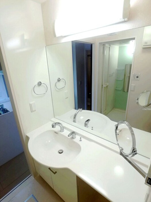 【洗面所】 | クレストコート Ｂ | カウンター洗面台（拡大鏡付き）