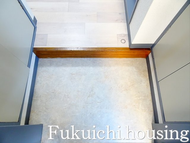 ベルヴィカワダの玄関