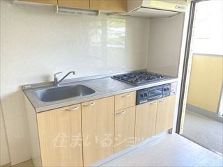 カルチャー岡のキッチン|３口ガスコンロ付きシステムキッチン