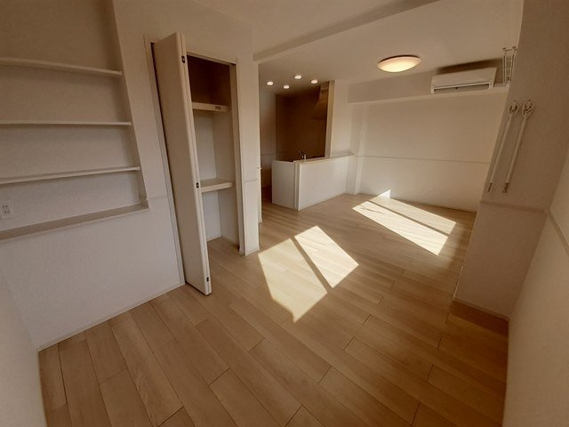 ジェネス光佑　Ⅱの居間・リビング|こちらのリビングで趣味の時間をお楽しみください