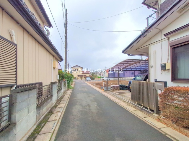 伊奈町大針2期　新築平屋戸建　ブルーミング01の前面道路含む現地写真
