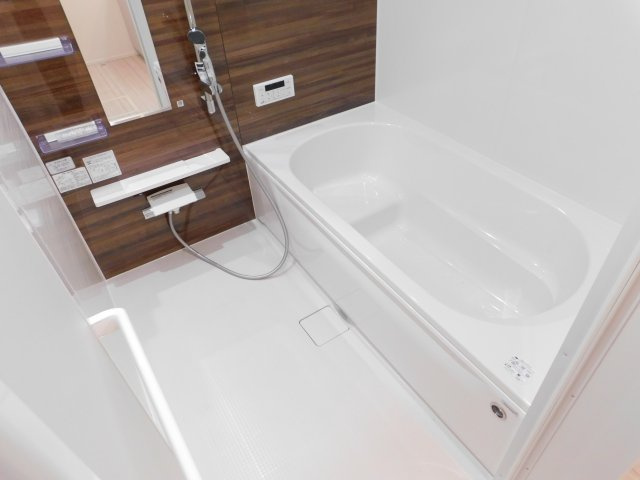 名古屋市中川区富田町大字榎津字郷中の新築一戸建の浴室|◇浴室◇　　広い１坪サイズ（LIXIL）・浴室暖房乾燥機・保温浴槽・エコベンチ浴槽・スライドバーシャワー・お手入れ楽々カウンター・オートバス・バリアフリー