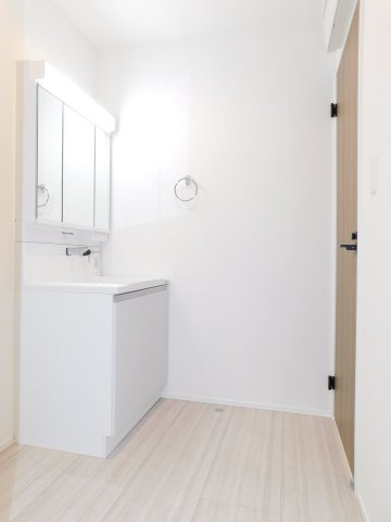 名古屋市中川区富田町大字榎津字郷中の新築一戸建の独立洗面台|◇洗面室◇　　三面鏡シャンプードレッサー　くもり止め仕様