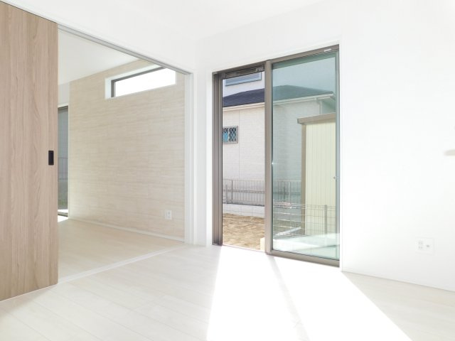 名古屋市中川区富田町大字榎津字郷中の新築一戸建の洋室|◇１階洋室◇　　南面で明るい洋室約４．５帖　ＬＤＫと続き間で利用可！　全居室収納完備♪　