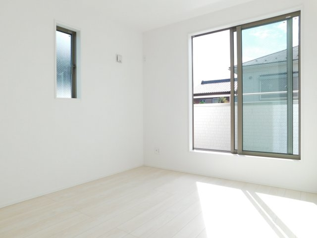 名古屋市中川区富田町大字榎津字郷中の新築一戸建の洋室|◇２階洋室◇　　南面で明るい洋室約５．２５帖　全居室収納完備♪　バルコニー付き！