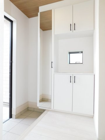 名古屋市中川区富田町大字榎津字郷中の新築一戸建の玄関|◇玄関◇　　家族の履物がしっかり収納できるシューズ収納完備！　