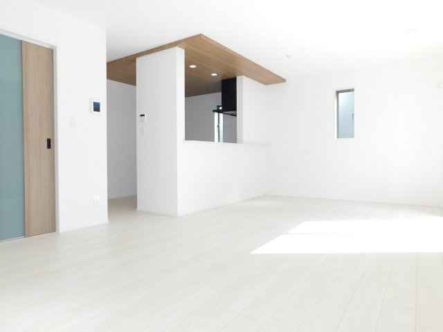 名古屋市中川区富田町大字榎津字郷中の新築一戸建の居間・リビング|◇リビング◇　　南面で明るいリビング約１６．０帖　リビング全体が見渡せる折下天井のオシャレな対面キッチン♪　　