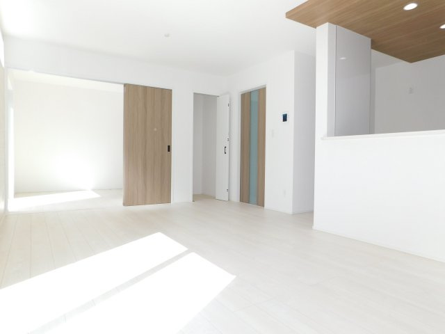 名古屋市中川区富田町大字榎津字郷中の新築一戸建の居間・リビング|◇リビング◇　　南面で明るいリビング約１６．０帖　洋室と続き間で２０．５帖の広々空間になります♪