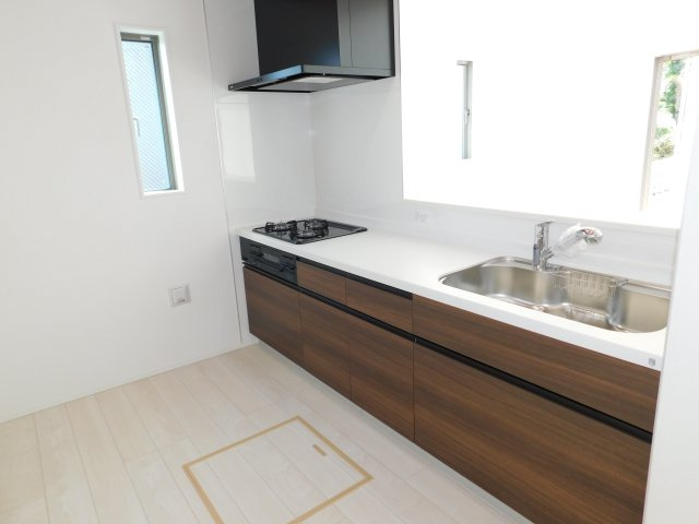 名古屋市中川区富田町大字榎津字郷中の新築一戸建のキッチン|◇キッチン◇　　人気の対面式・人造大理石カウンター・浄水器付ハンドシャワー・静音仕様シンク・Ｉ・スローインクローズレール・薄型換気扇・前面コンセント完備・床下収納庫 　