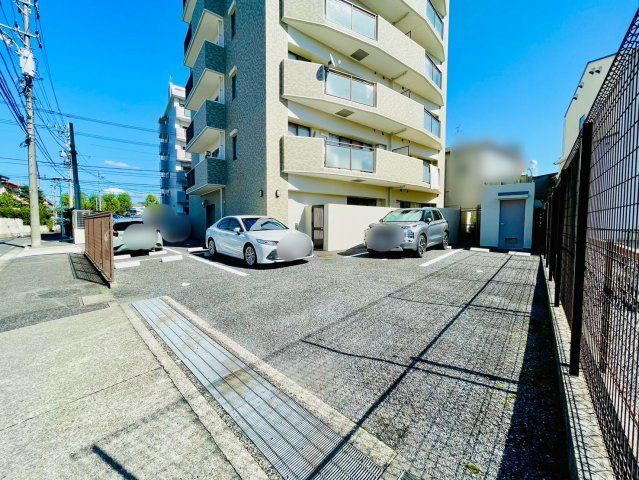 牧の里パーク・ホームズ２番館の駐車場|駐車場