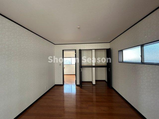 【洋室】 | 各居室に収納が完備され、空間広々お使いいただけます。